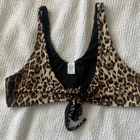437 Kenzie top in leopard - Picture 5 of 7